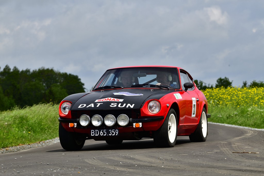 Den tidligere svenske VM-rallykører Hans Sylvan stiller op som codriver for Karsten M. Svensson i denne Datsun 240 Z, en bil magen til den bil, som fabrikken i 1973 vandt East African Safari Rally med.
(Foto: Michael Eisenberg)